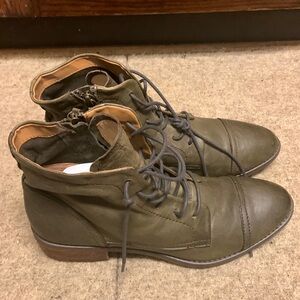 Comfortiva Womens green Boots (NWT)